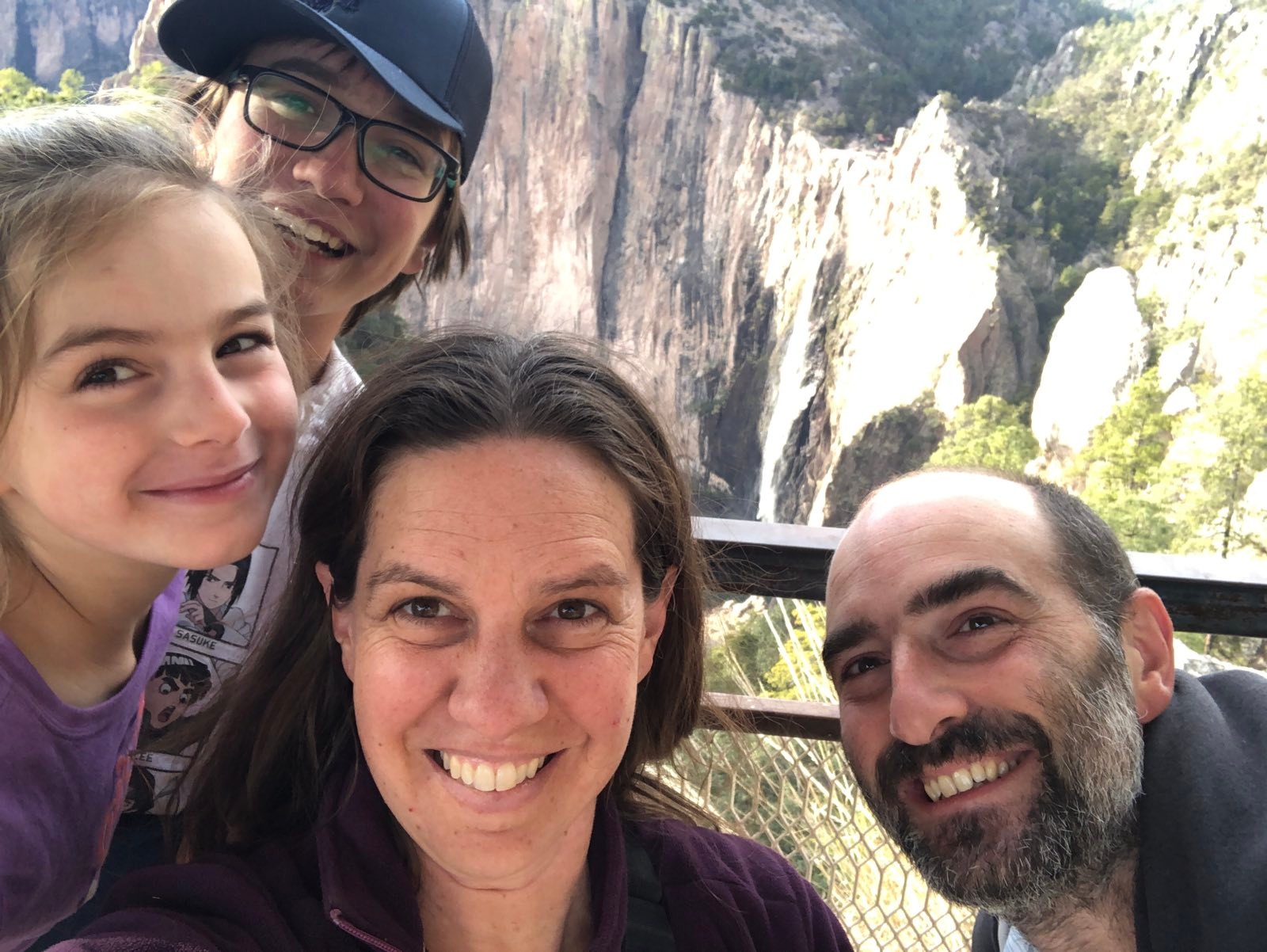 Selfie familial avec la cascade au fond