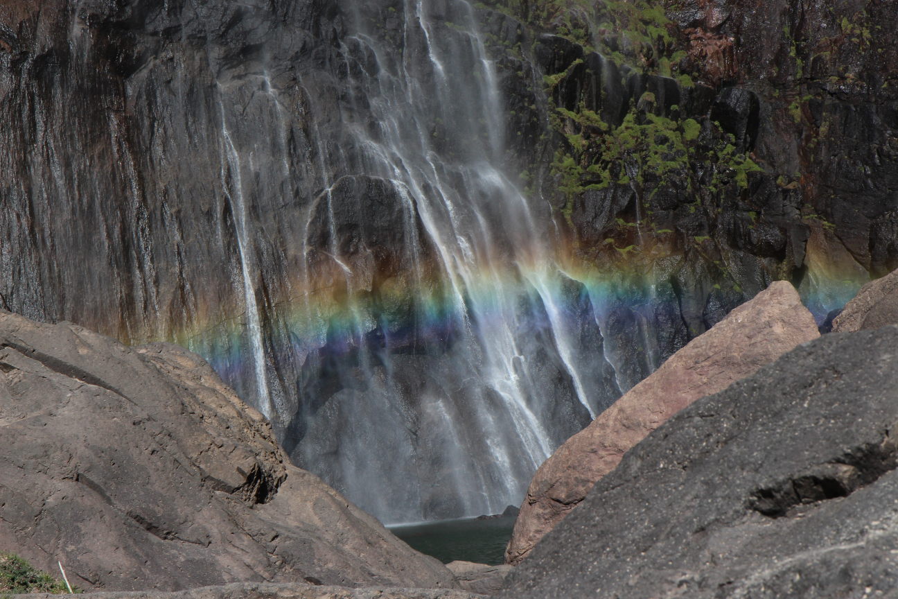 Arc-en-ciel devant la cascade